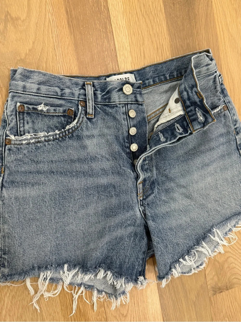 AGOLDE High-Rise Frayed Hem Denim Shorts in Medium Blue size 26